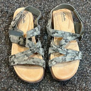 Clarks New without box Brynn Step Olive Camouflage Leather Sandals Size 10